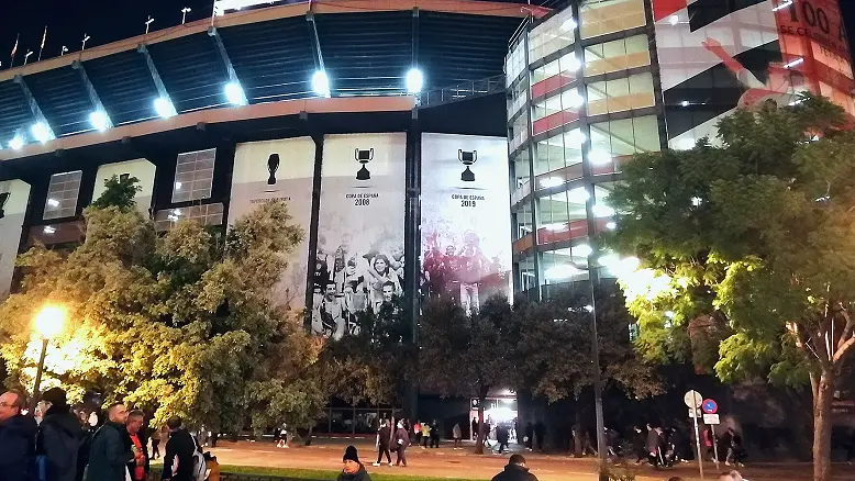 雨夜球场草皮与积水实拍(修剪高度与球速)