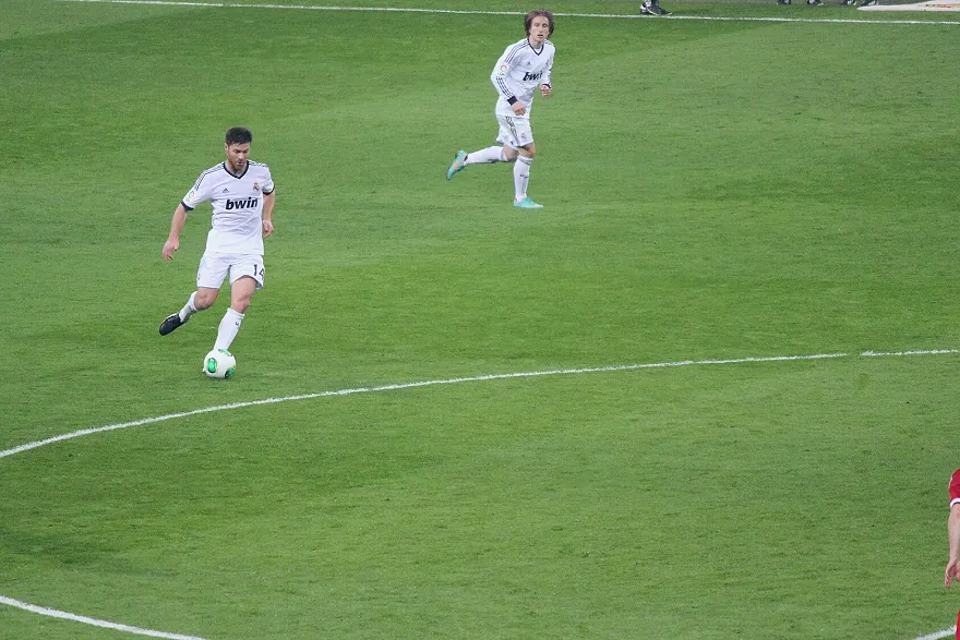 读懂压迫强度：数据如何衡量一支球队的防守风格·赛场纵深·战术显微镜