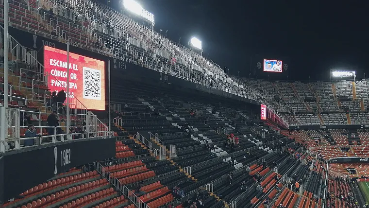 场边替补席与教练指挥实拍（三次窗口的限制）